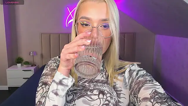 Vickie Nelsson online show from October 16, 2025, 10:01 am