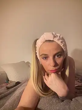 Snapshot of BrumeLove chatting on February 23, 2026, 9:04 pm BrumeLove online show from February 23, 2026, 9:04 pm