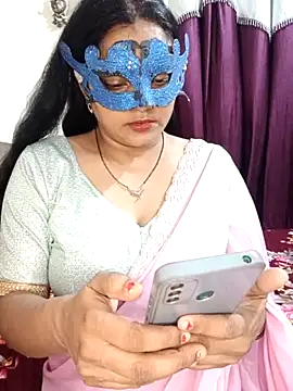 Snapshot of MEERAcle chatting on April 18, 2026, 4:09 pm MEERAcle online show from April 18, 2026, 4:09 pm