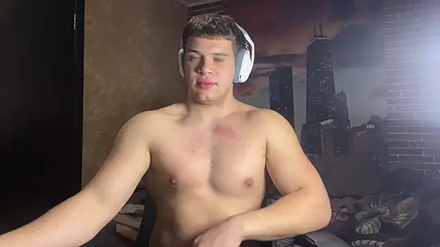 MusclePhantom online show from April 16, 2026, 9:39 pm