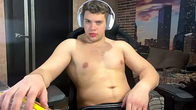 MusclePhantom online show from April 9, 2026, 8:04 pm