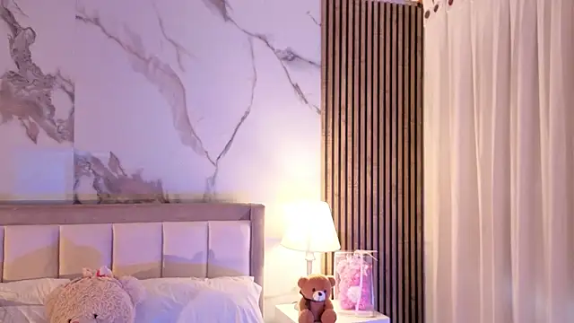 Snapshot of LunaRosse_ chatting on October 17, 2025, 12:18 pm LunaRosse online show from October 17, 2025, 12:18 pm