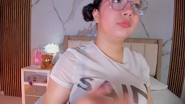 Snapshot of LunaRosse_ chatting on June 19, 2026, 11:27 am LunaRosse online show from June 19, 2026, 11:27 am