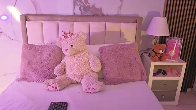 Snapshot of LunaRosse_ chatting on October 9, 2025, 12:06 pm LunaRosse online show from October 9, 2025, 12:06 pm