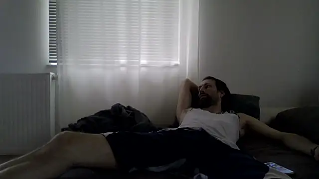 Snapshot of XLBarehengst chatting on October 7, 2025, 1:34 pm XLBarehengst online show from October 7, 2025, 1:34 pm