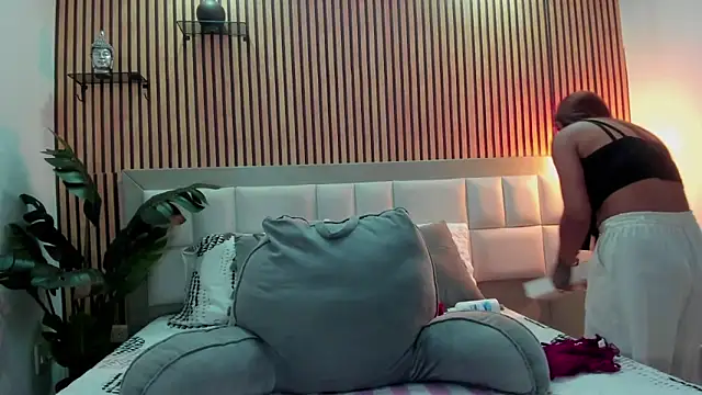 KattyBonnie online show from December 1, 2025, 7:37 pm