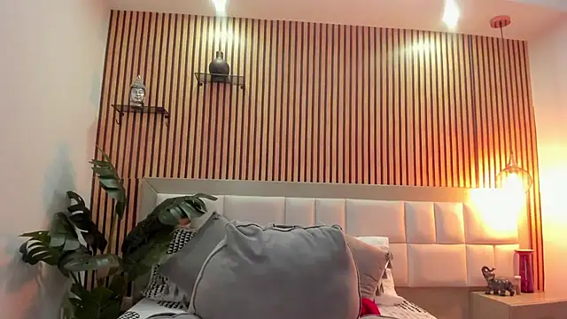 KattyBonnie online show from December 3, 2025, 7:35 pm