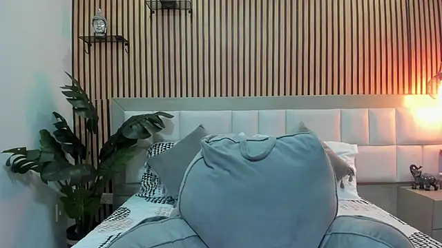 KattyBonnie online show from December 4, 2025, 7:35 pm