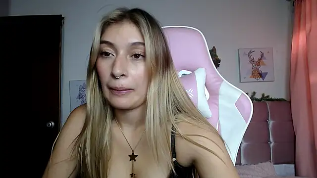 Snapshot of SophiaaLee chatting on March 4, 2026, 10:39 pm SophiaaLee online show from March 4, 2026, 10:39 pm