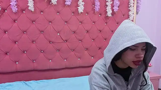 Nanis James online show from November 11, 2025, 2:39 am