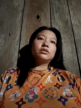 Snapshot of MuiNay chatting on November 17, 2025, 10:36 pm MuiNay online show from November 17, 2025, 10:36 pm