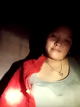 Snapshot of MuiNay chatting on November 11, 2025, 12:33 pm MuiNay online show from November 11, 2025, 12:33 pm