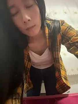 crhong666 online show from April 12, 2026, 12:36 am