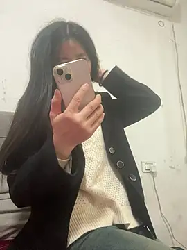 crhong666 online show from April 15, 2026, 1:11 am