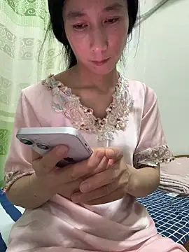 Snapshot of crhong666 chatting on October 13, 2025, 1:23 pm crhong666 online show from October 13, 2025, 1:23 pm