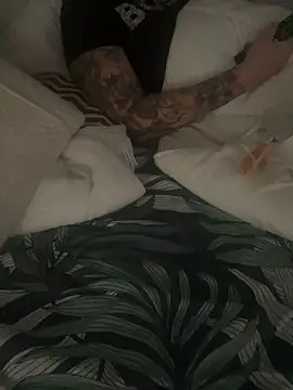 Snapshot of LesAmantsAE2 chatting on February 4, 2026, 7:58 am LesAmantsAE2 online show from February 4, 2026, 7:58 am