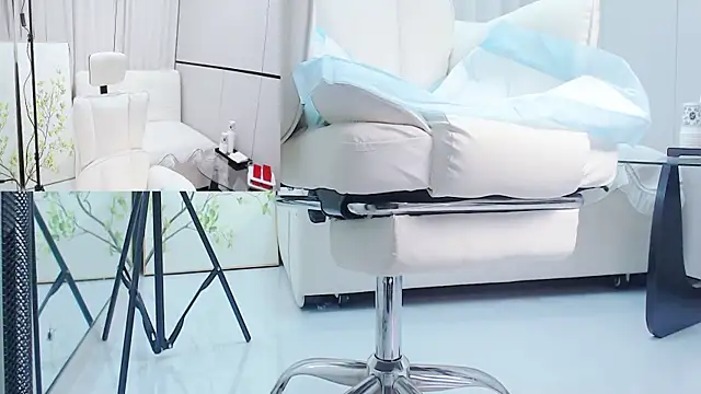 Snapshot of Eileen-L chatting on December 20, 2025, 5:10 am Eileen-L online show from December 20, 2025, 5:10 am