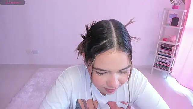 Snapshot of Alana_Banana_ chatting on November 21, 2025, 1:43 pm Alana Banana online show from November 21, 2025, 1:43 pm