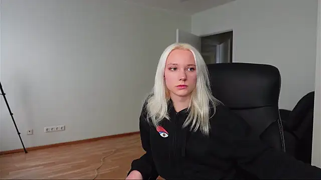 Laura Chaplin online show from April 27, 2026, 12:03 pm