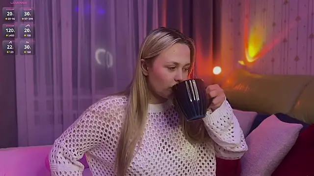 Snapshot of Estella_Elwood chatting on March 1, 2026, 6:19 pm Estella Elwood online show from March 1, 2026, 6:19 pm