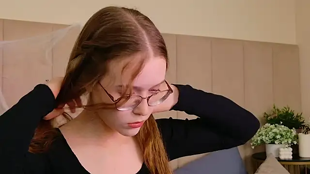 MandyMils online show from October 26, 2025, 2:17 pm