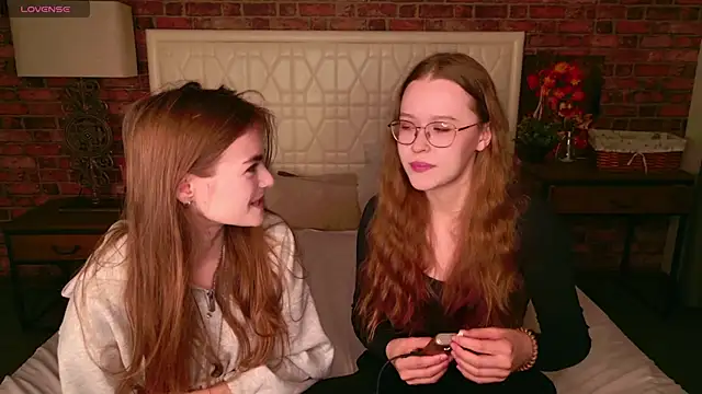 MandyMils online show from November 23, 2025, 1:21 pm