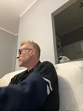 Snapshot of Axl_hot chatting on September 26, 2025, 7:43 pm Axl hot online show from September 26, 2025, 7:43 pm