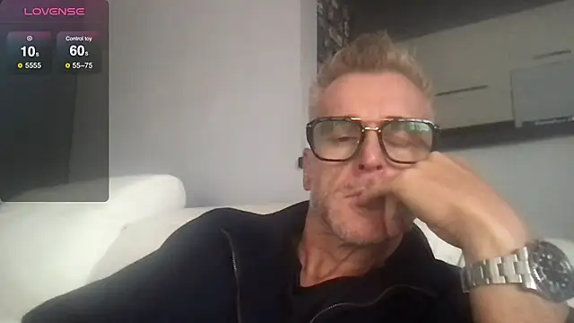 Snapshot of Axl_hot chatting on September 27, 2025, 12:33 pm Axl hot online show from September 27, 2025, 12:33 pm