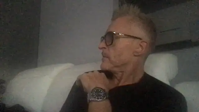 Snapshot of Axl_hot chatting on September 25, 2025, 4:35 pm Axl hot online show from September 25, 2025, 4:35 pm