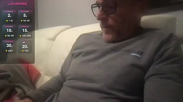 Snapshot of Axl_hot chatting on October 10, 2025, 7:58 pm Axl hot online show from October 10, 2025, 7:58 pm