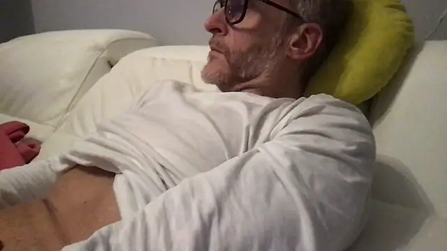 Axl hot online show from April 16, 2026, 9:39 pm