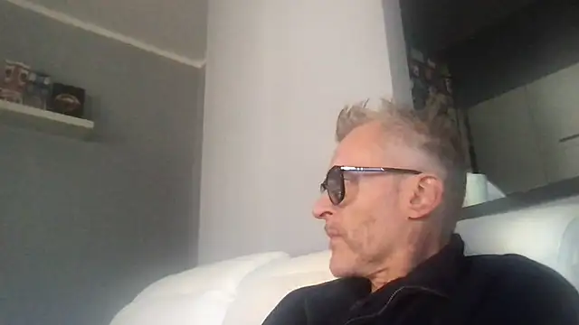 Snapshot of Axl_hot chatting on September 28, 2025, 12:45 pm Axl hot online show from September 28, 2025, 12:45 pm