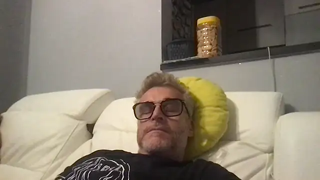 Axl hot online show from June 1, 2026, 9:14 pm