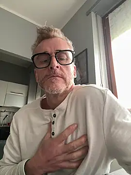 Axl hot online show from March 22, 2026, 4:30 pm