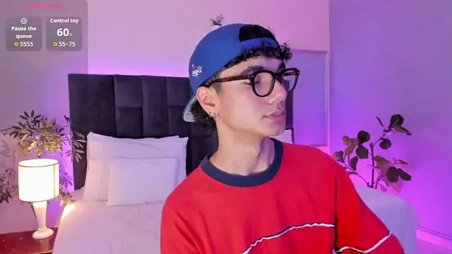 Snapshot of Phillicious__ chatting on November 14, 2025, 9:40 pm Phillicious online show from November 14, 2025, 9:40 pm