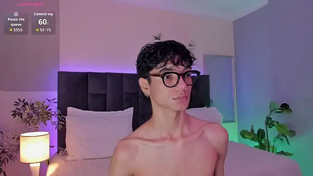 Snapshot of Phillicious__ chatting on November 30, 2025, 12:33 am Phillicious online show from November 30, 2025, 12:33 am