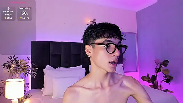 Snapshot of Phillicious__ chatting on November 7, 2025, 10:24 pm Phillicious online show from November 7, 2025, 10:24 pm