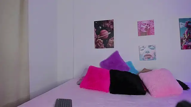 mia purplee online show from November 5, 2025, 3:09 am