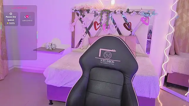 Snapshot of ZURY_TAY chatting on October 10, 2025, 11:44 am ZURY TAY online show from October 10, 2025, 11:44 am