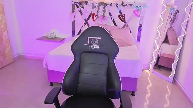 Snapshot of ZURY_TAY chatting on October 22, 2025, 11:53 am ZURY TAY online show from October 22, 2025, 11:53 am