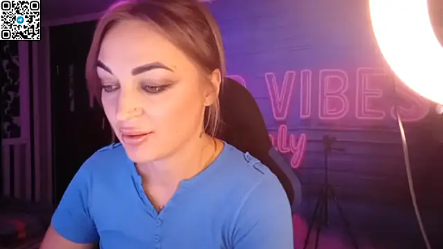 Snapshot of Blonde_Temptation chatting on October 17, 2025, 7:04 pm Blonde Temptation online show from October 17, 2025, 7:04 pm