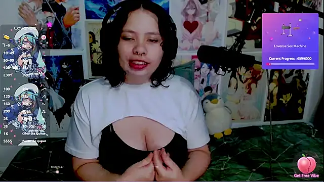 Snapshot of Lil-La chatting on December 2, 2025, 5:20 am Lil-La online show from December 2, 2025, 5:20 am