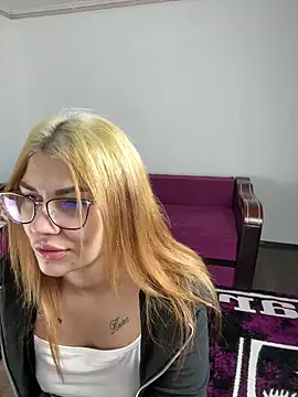 Snapshot of MiaKiittyy chatting on November 16, 2025, 1:32 am MiaKiittyy online show from November 16, 2025, 1:32 am