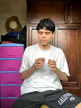 Snapshot of Axel-Mejia chatting on November 14, 2025, 6:22 pm Axel-Mejia online show from November 14, 2025, 6:22 pm