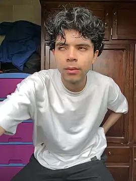 Snapshot of Axel-Mejia chatting on November 4, 2025, 12:53 pm Axel-Mejia online show from November 4, 2025, 12:53 pm