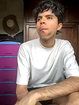 Snapshot of Axel-Mejia chatting on October 24, 2025, 7:13 pm Axel-Mejia online show from October 24, 2025, 7:13 pm