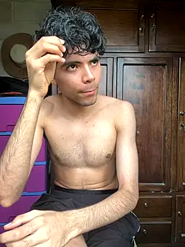 Snapshot of Axel-Mejia chatting on October 31, 2025, 7:10 pm Axel-Mejia online show from October 31, 2025, 7:10 pm