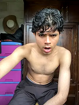 Snapshot of Axel-Mejia chatting on October 27, 2025, 7:37 pm Axel-Mejia online show from October 27, 2025, 7:37 pm