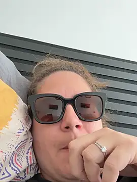 melanie75020 online show from September 13, 2025, 1:44 pm