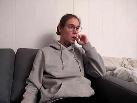 HoneySquirrel online show from October 28, 2025, 4:06 pm